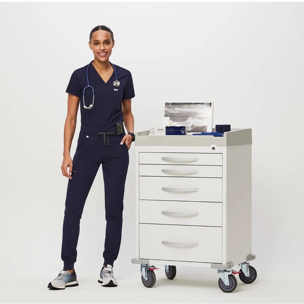 Figs Scrubs - Catarina one-pocket top & Zamora jogger